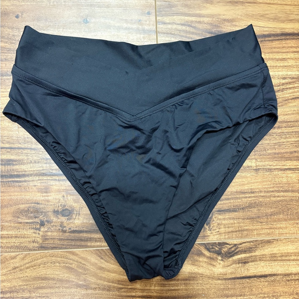 La Blanca black high-waisted v-front slimming bikini bottom, size 6